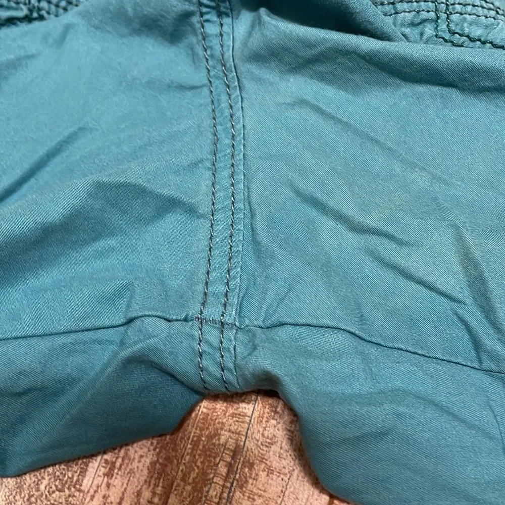 UNIONBAY has zipper